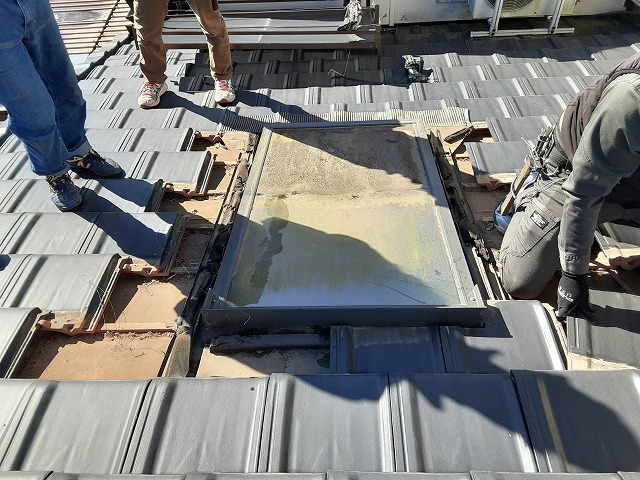 天窓の瓦を外す